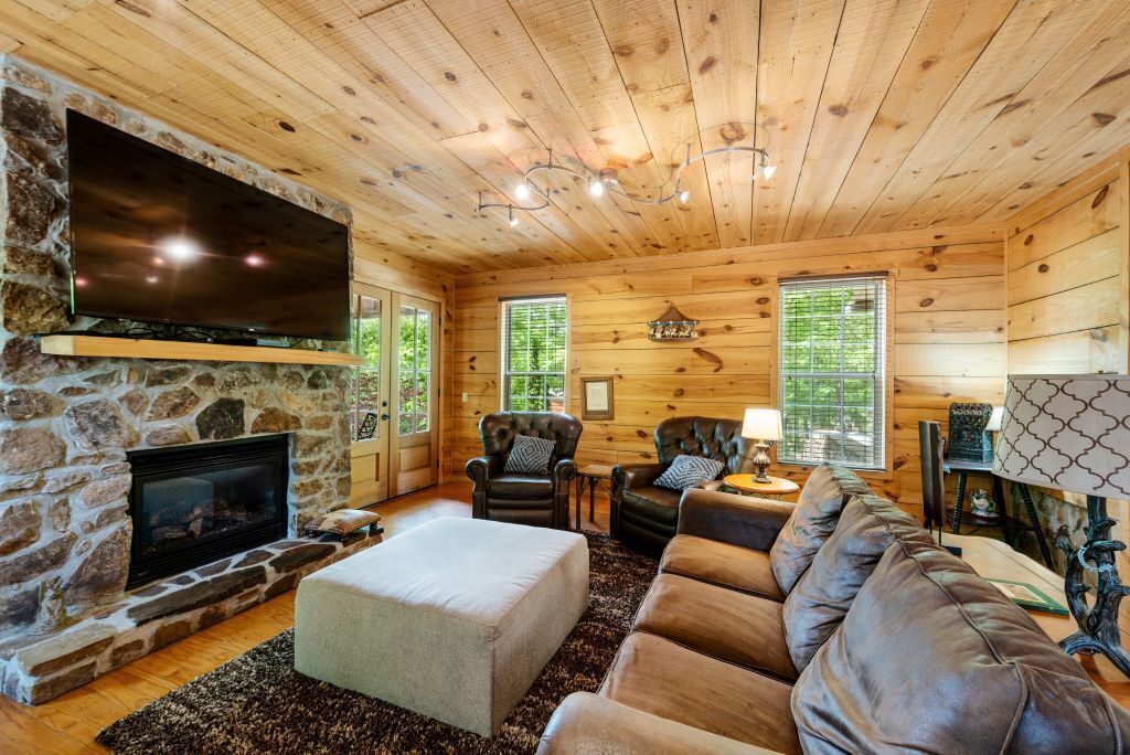 Een smart-tv, een open haard, boeken en een stereo