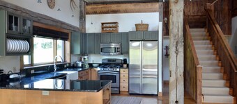 Luxury Barn Retreat . Year-Round Scenic “Park Like”Paradise.