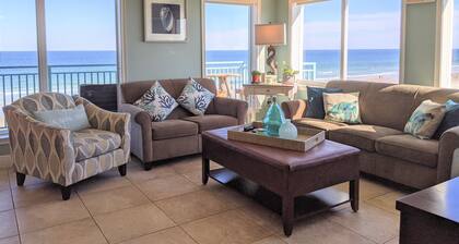 Stylish beach front condo with spectacular view!