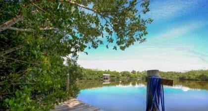 Gulf Front 2BR / 2BA en comunidad cerrada con piscina y canchas de tenis! Four Seas, # 2112, Gulf Front Palm Island