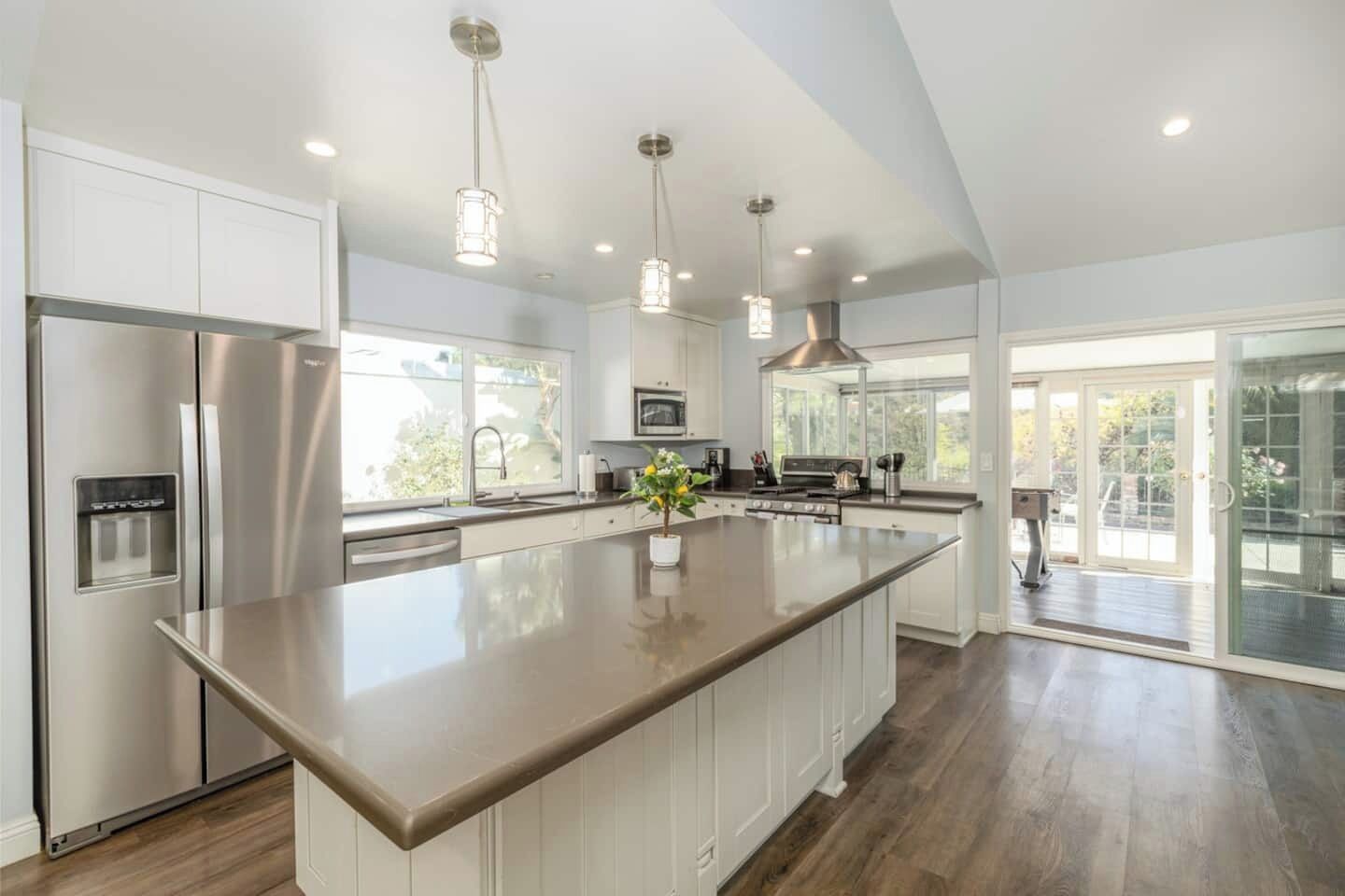 Geladeira, micro-ondas, fogão, cooktop