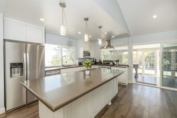 Een koelkast, een magnetron, een oven, een kookplaat