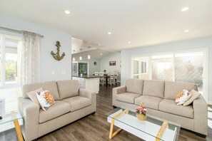 Interior - Single Story w/ Backyard & EV Charger. (Cypress Perch) (San Clemente)