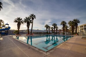 Een binnenzwembad, een verwarmd zwembad