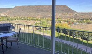 Outdoor dining - Las Palmas! Beds for 9-10! 3Bed 2Bath, Bunks for kids! Huge deck! (St George)