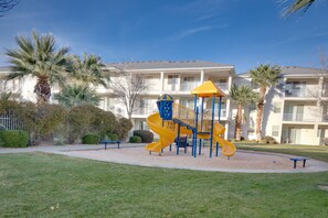 Children's area - Las Palmas! Beds for 9-10! 3Bed 2Bath, Bunks for kids! Huge deck! (St George)