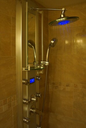 Dusche, Haartrockner, Handtücher, Seife