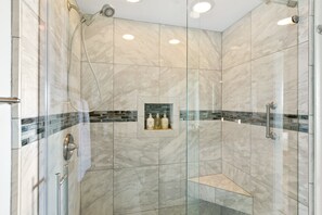 淋浴设施、吹风机、毛巾