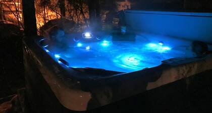 Mökki vieressä puro historiallisessa Cascade Canyon jalka Pikes Peak