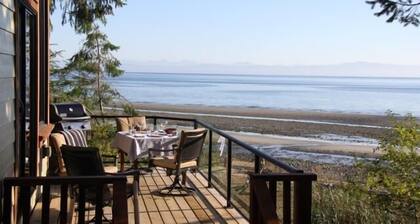 Spectacular ocean side experience at this stunning 1 bdm home, Qualicum Bay
