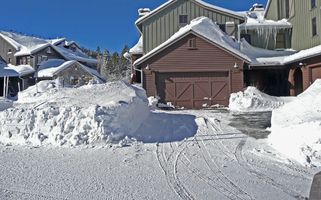 Condo and 2 Car Garage with Remote