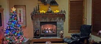 Mammoth Mountain  Luxurious - 3 Bdrm 3.5 Bath, 2 Car Garage, Central Heat & A/C 