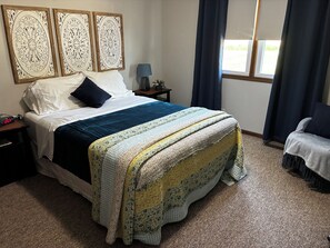 2 bedrooms, desk, iron/ironing board, free WiFi - The Kidron Quilter's Home, relax in Amish country with the locals (Dalton)