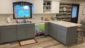 Geladeira, micro-ondas, fogĂŁo, cooktop