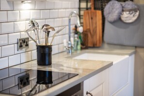 Fridge, microwave, oven, stovetop - Best Location in St. Andrews (St. Andrews)