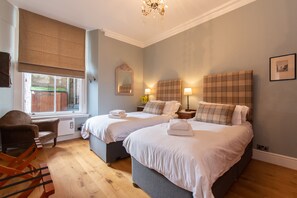 2 bedrooms, iron/ironing board, free WiFi, bed sheets - Best Location in St. Andrews (St. Andrews)