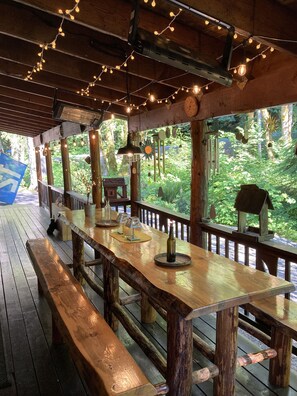 Outdoor dining - Pine Lodge Sleeps 12  Fees  for 7+ Hot Tub AC EV Charger Pets  (Packwood)