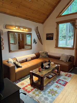 Smart TV, chimenea, reproductor de DVD y futbolito 