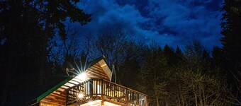 Pine Lodge *** soveplass til 12 * WIFi * Privat boblebad * Dyrevennlig