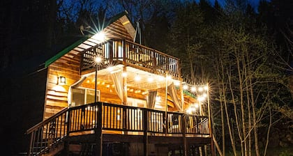 Pine Lodge Sleeps 12 Fees for 7+ Hot Tub AC EV Charger Pets