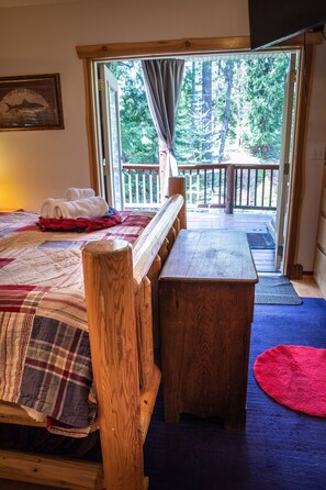 3 bedrooms, desk, iron/ironing board, travel cot - Pine Lodge Sleeps 12  Fees  for 7+ Hot Tub AC EV Charger Pets  (Packwood)