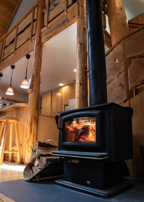 Interior - Pine Lodge Sleeps 12  Fees  for 7+ Hot Tub AC EV Charger Pets  (Packwood)