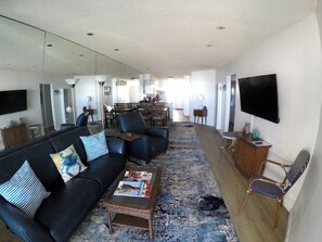 Unclassified image, 5 of 17, button - Gorgeous Ocean Front  Condo on the Boardwalk - Walk to Everything! (San Diego)