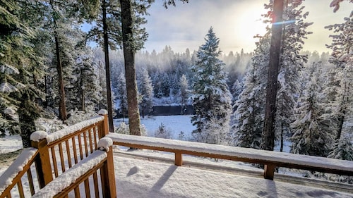On the Payette River - beauty, comfort, gourmet kitchen 