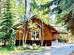 Exterior - On the Payette River - beauty, comfort, gourmet kitchen  (McCall)
