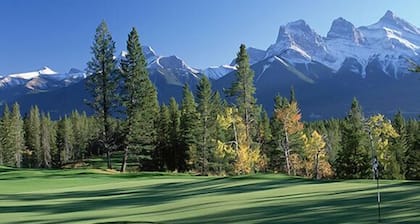 BEAR CREEK CROSSING, Top floor loft, Majestic mountain views in a great location