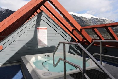 BEAR CREEK CROSSING, Top floor loft, Majestic mountain views in a great location