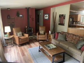 Smart-TV, Kamin, Bücher, Stereoanlage