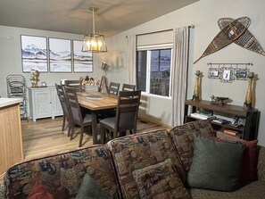 Smart-TV, Kamin, Bücher, Stereoanlage