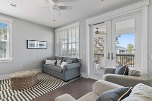 Una televisión, una oficina