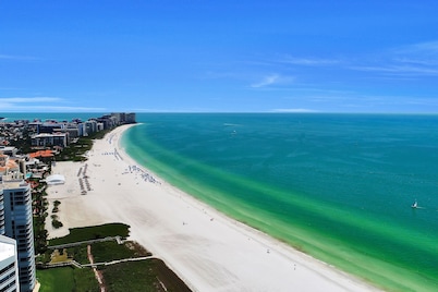 Updated and Spacious 3 Bed 2 BA Home, Heated Pool, 4 Bikes, 5 Min Walk to Beach 