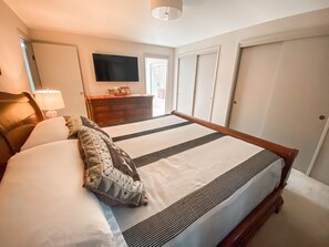 3 chambres, bureau, fer et planche à repasser, lit parapluie