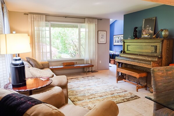 Smart TV, books, stereo