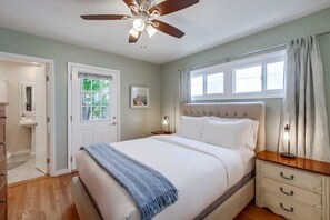 4 bedrooms, iron/ironing board, free WiFi, bed sheets - Pacific Beach Escape | Walk to Ocean | Private Yard | A/C | Dogs OK (San Diego)