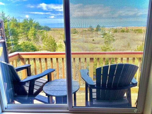 In Heart of Long Beach. Beautiful Ocean View. Walk to beach, Restaurants, Shops.