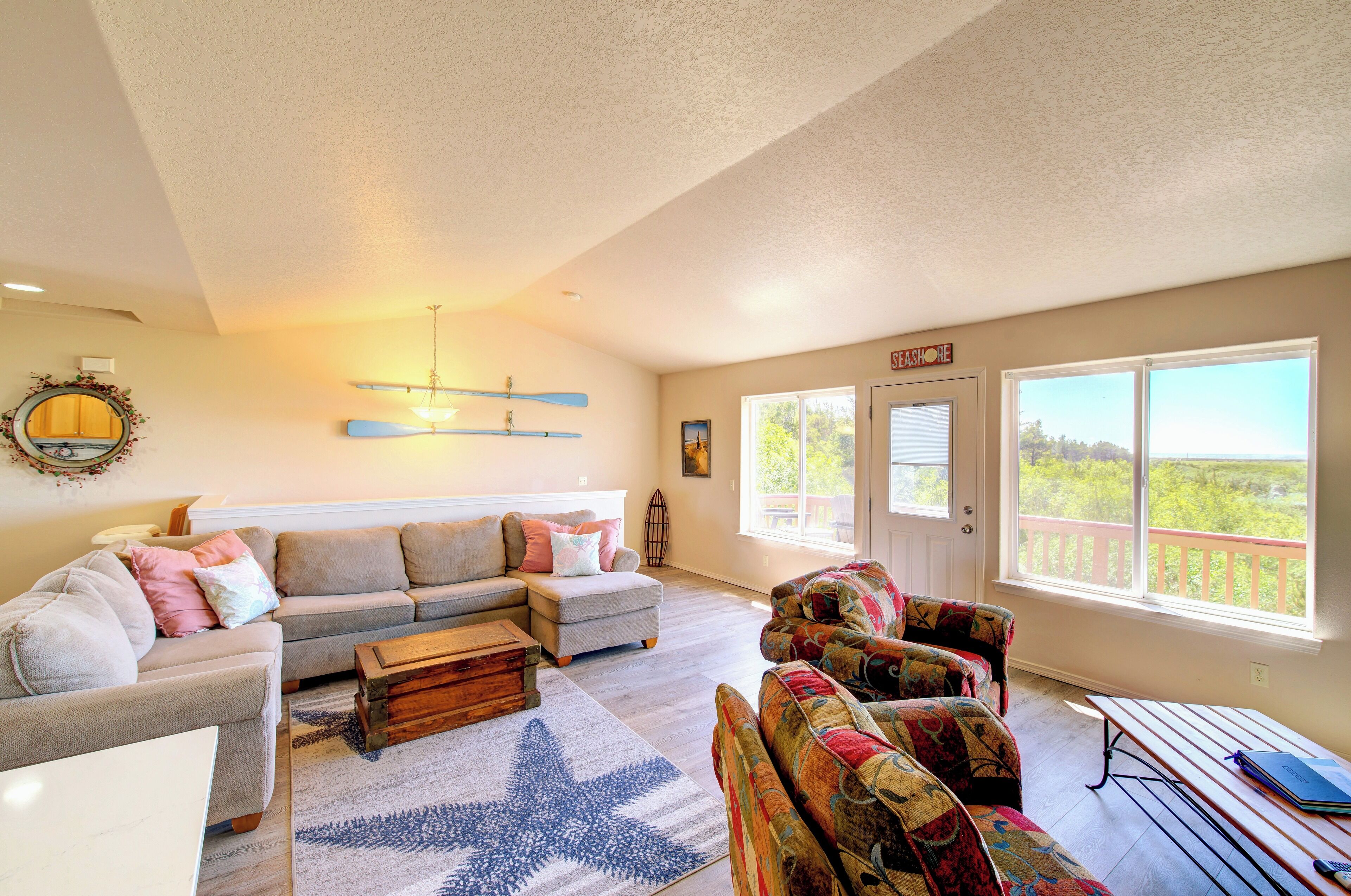 Smart TV, chimenea, reproductor de DVD y futbolito 