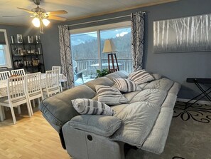 Smart TV, fireplace, DVD player, foosball - Catskill Mountain Retreat -- private, beautiful views, hot tub, game rm, firepit (Lexington)