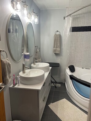Combined shower/bathtub, jetted bath, hair dryer, towels