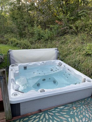 Outdoor spa tub - Catskill Mountain Retreat -- private, beautiful views, hot tub, game rm, firepit (Lexington)