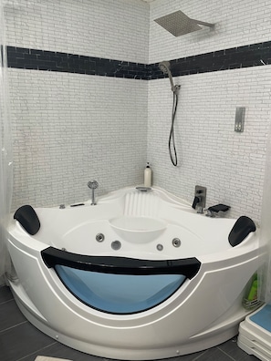 Ducha y bañera combinadas, bañera de hidromasaje y secador de pelo