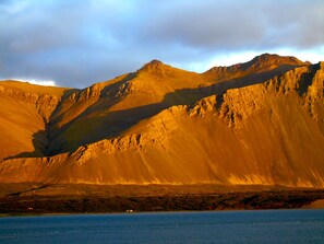 A mountain landscape with a clear sky. - Art and nature retreat  (Borgarnes)