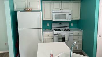 KĂŒhlschrank, Mikrowelle, Ofen, Herdplatte