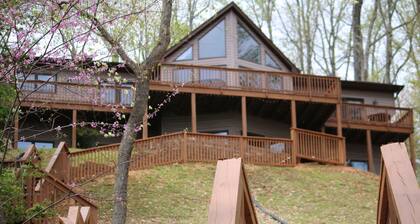 Unwind & Reel 'em Inn -Lakefront House at Smith Mountain Lake, near VT & Liberty