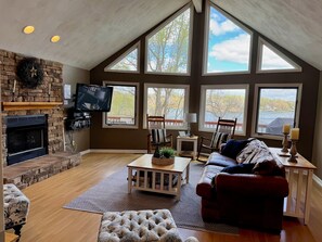 Älytelevisio, takka, videopelejä, DVD-soitin