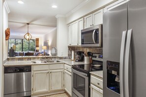 Réfrigérateur, four à micro-ondes, un four, surface de cuisson