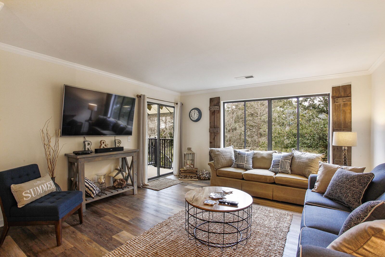 Een smart-tv en een dvd-speler